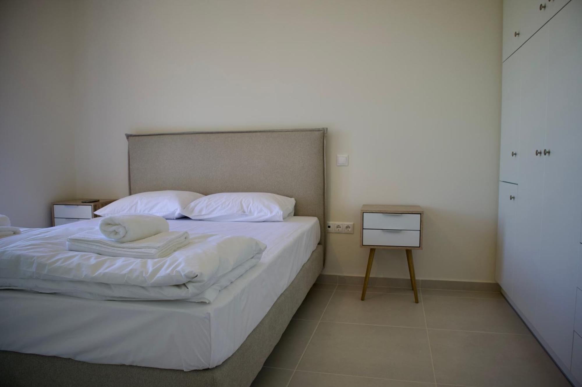 Resitour - Aphrodite Beachfront Pirgos Psilonerou Room photo